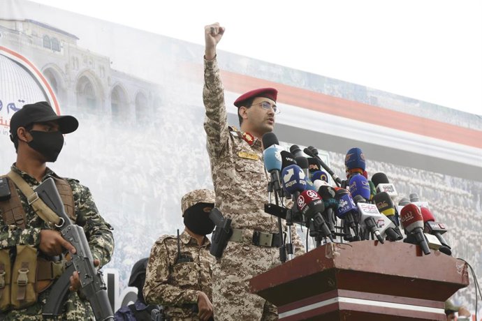 Archivo - SANAA, April 19, 2025  -- Houthi military spokesperson Yahya Sarea delivers a statement in front of a protest against U.S. airstrikes on Yemeni fuel port of Ras Isa and in solidarity with Palestinians, in Sanaa, Yemen, April 18, 2025.