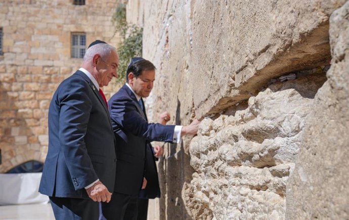 O primeiro-ministro israelense, Benjamin Netanyahu, com o secretário de Estado dos EUA, Marco Rubio, no Muro das Lamentações, em Jerusalém.