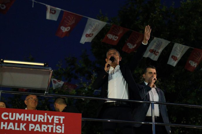 Archivo - July 16, 2025, Kartal, Istanbul, Turkey: Ozgur Ozel, leader of main opposition Republican People's Party (CHP), gives a speech, as supporters of Istanbul Mayor Ekrem Imamoglu take part to a protest against detention of Imamoglu, in Istanbul, Tur