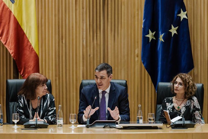 Archivo - (I-D) La presidenta del PSOE, Cristina Narbona; el presidente del Gobierno y secretario general del PSOE, Pedro Sánchez y la vicesecretaria general del PSOE y vicepresidenta primera del Gobierno y ministra de Hacienda, María Jesús Montero, duran