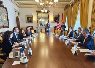Archivo - El ministro de Economía, Comercio y Empresa, Carlos Cuerpo (2i), durante su reunión con el secretario del Tesoro de Estados Unidos, Scott Bessent (2d), a 15 de abril de 2025, en Washington (Estados Unidos).