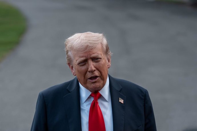 11 de setembro de 2025, EUA, Washington: O presidente dos EUA, Donald Trump, fala com a mídia antes de deixar a Casa Branca para participar de uma cerimônia no Pentágono que marca o 24º aniversário dos ataques de 11 de setembro de 2001. Foto: Andrew Leyde