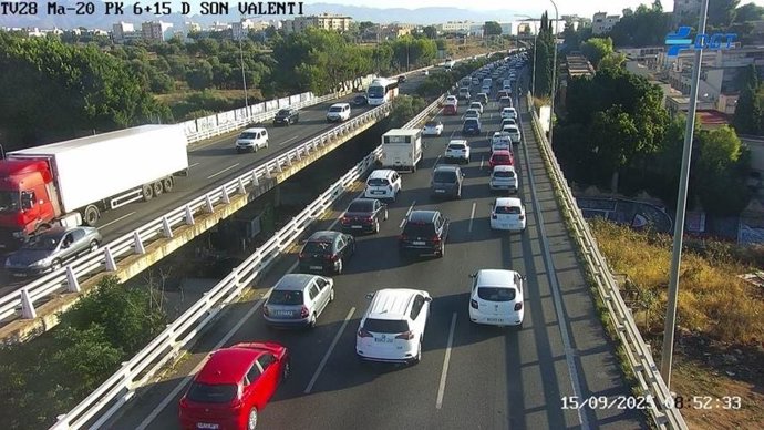 Un camión pierde la carga y colapsa la Vía de Cintura en sentido aeropuerto.