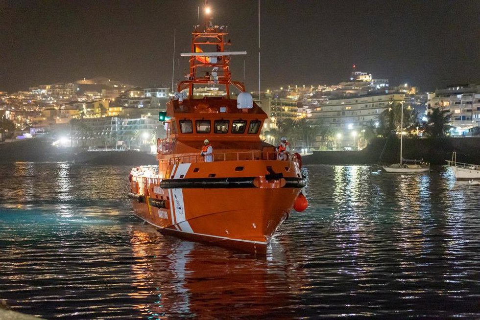 Archivo - Una embarcación de Salvamento Marítimo llega al muelle de Arguineguín tras rescatar a un cayuco con 140 personas a bordo, a 23 de julio de 2024, en Gran Canaria, Canarias (España). Salvamento Marítimo rescató ayer, una patera con 140 personas 