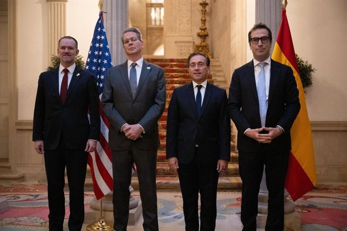 De izda a dcha: el representante de Comercio de EEUU, Jamison Greer; el secretario del Tesoro de EEUU, Scott Bessent; el ministro de Exteriores, José Manuel Albares, y el ministro de Economía, Carlos Cuerpo