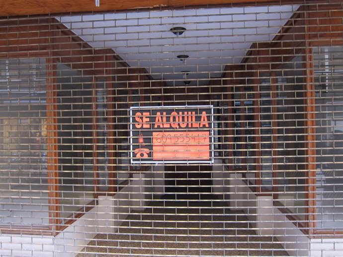 Archivo - Cartel de Se Alquila en un inmueble.