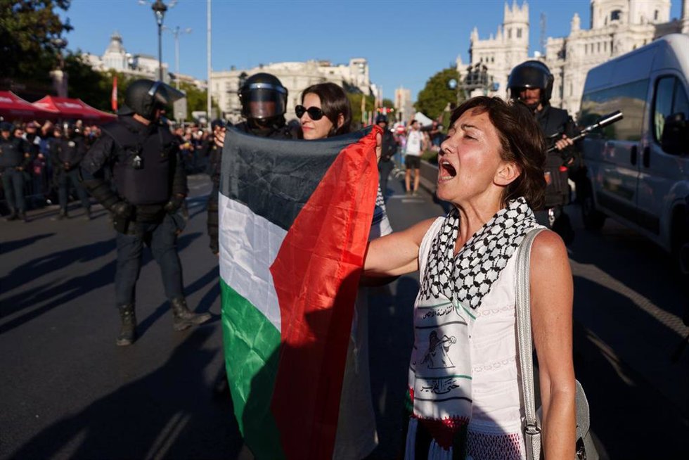 Varias personas se manifiestan a favor Palestina en las inmediaciones de la plaza de Cibeles, el día de la etapa 21 de la Vuelta Ciclista a España, a 14 de septiembre de 2025, en Madrid (España). La Vuelta Ciclista a España pone hoy en Madrid el punto y
