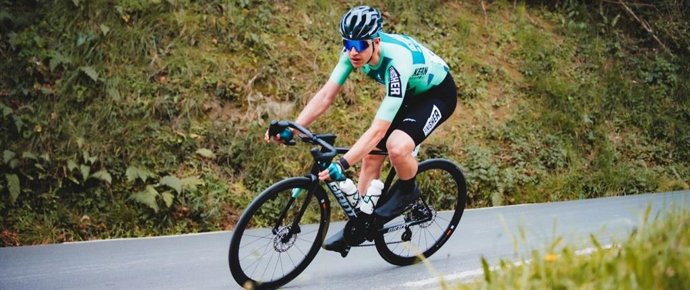 El corredor navarro Iker Gómez ficha con el Equipo Kern Pharma hasta 2028.