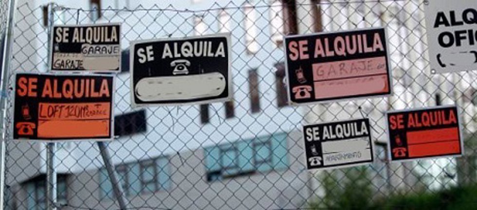 Archivo - Valla ocupada por carteles que indican el estado de alquiler de varias vivendas