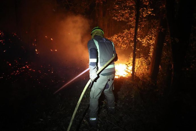 Un bomberos en las labores de extinción de un incendio en Barreiros, a 14 de septiembre de 2024, en Barreiros, Lugo, Galicia (España). Cinco brigadistas han resultado heridos cuando participaban en las labores de extinción del incendio que permanece activ