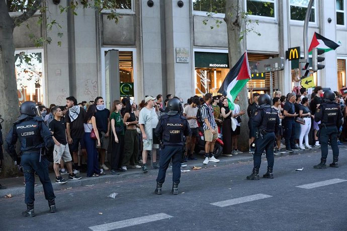 Cargas policiales a varias personas que protestan a favor de Palestina en Atocha, el día de la etapa 21 de la Vuelta Ciclista a España, a 14 de septiembre de 2025, en Madrid (España). 