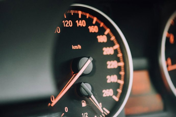 O professor de matemática demonstra quanto tempo pode ser economizado ao dirigir a 140 km/h em vez de 120 km/h