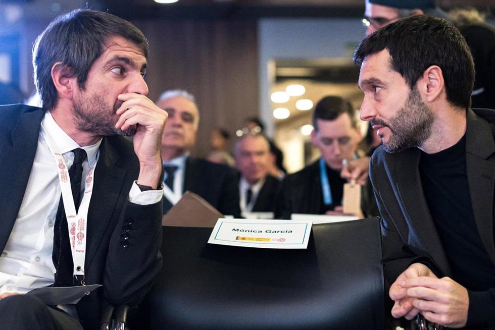 Archivo - El ministro de Cultura , Ernest Urtasun (i) y el ministro de Derechos Sociales, Pablo Bustinduy (d), en el primer Congreso Internacional del Trabajo, en el Hotel Meliá Plaza de Castilla, a 13 de noviembre de 2024, en Madrid (España).