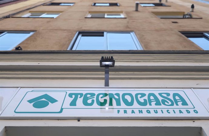 Archivo - Una oficina de Tecnocasa, a 1 de septiembre de 2022, en Madrid (España) . El precio de la vivienda usada en España ha registrado una subida del 0,4% durante el mes de agosto respecto al mes anterior, situándose en 1.896 euros al metro cuadrado, 