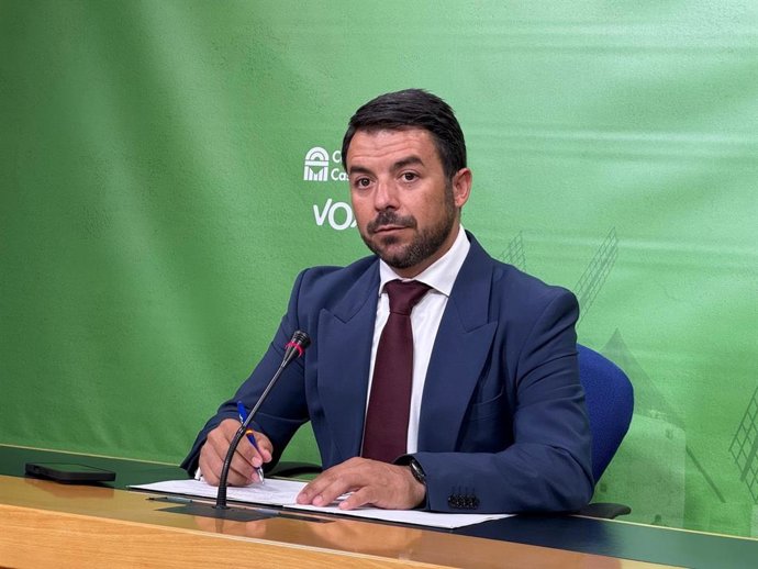 Archivo - El portavoz de Vox en las Cortes de C-LM, Iván Sánchez, en una nota de prensa.