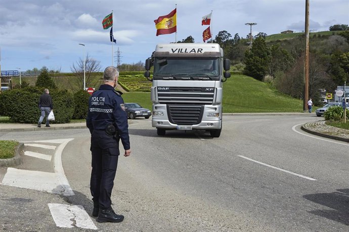 Archivo - Un agente de Policía Local de Torrelavega