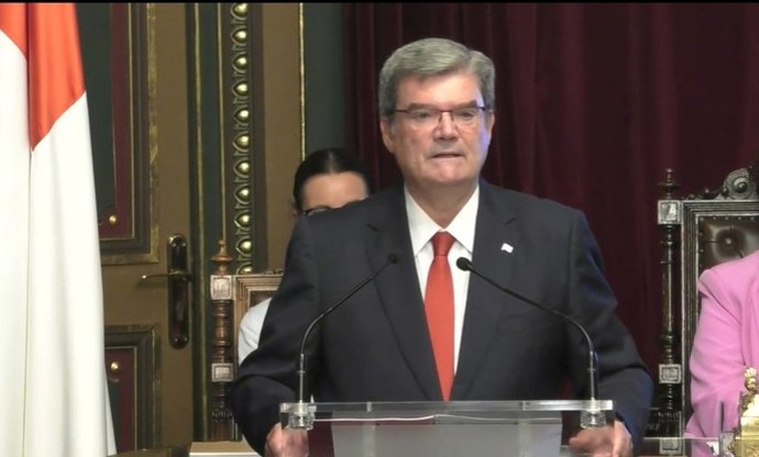 Archivo - El alcalde de Bilbao, Juan Mari Aburto, en el pleno del estado de la Villa.