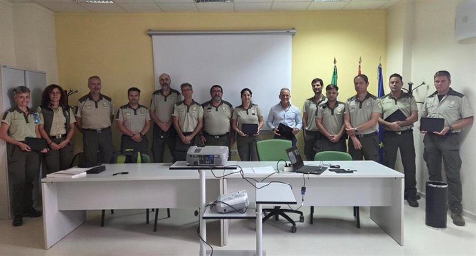 Martínez, entre los agentes de Medio Ambiente, en el acto de clausura del programa de digitalización de los agentes.