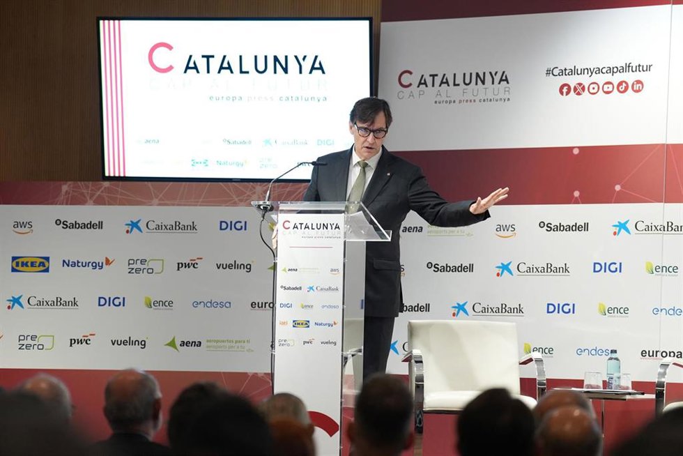 El presidente de la Generalitat, Salvador Illa, inaugura la jornada de Europa Press 'Catalunya cap al futur', a 15 de septiembre de 2025, en Barcelona, Cataluña (España). La jornada reúne a destacados líderes políticos, empresariales y sociales para ana
