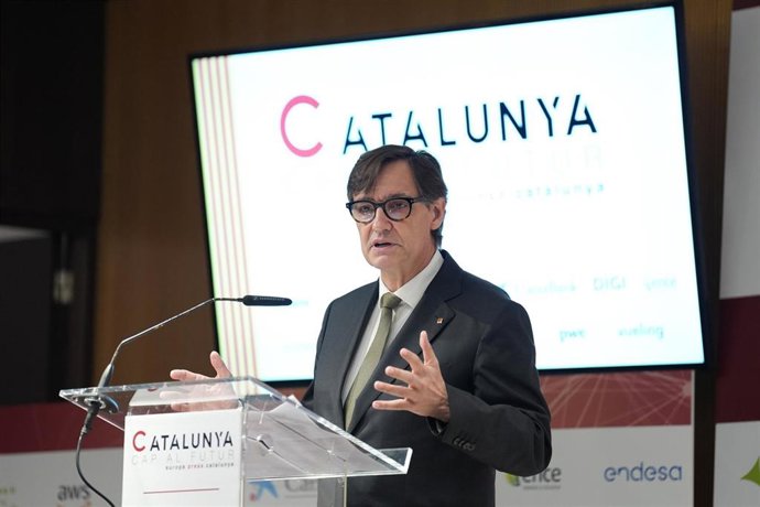 El presidente de la Generalitat, Salvador Illa, inaugura la jornada de Europa Press 'Catalunya cap al futur', a 15 de septiembre de 2025, en Barcelona, Cataluña (España). La jornada reúne a destacados líderes políticos, empresariales y sociales para anali