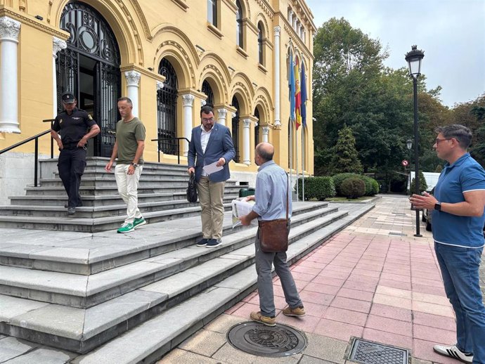 Representantes de Asturias Ganadera conversan con el presidente del Principado, Adrián Barbón, frente a la sede de Presidencia