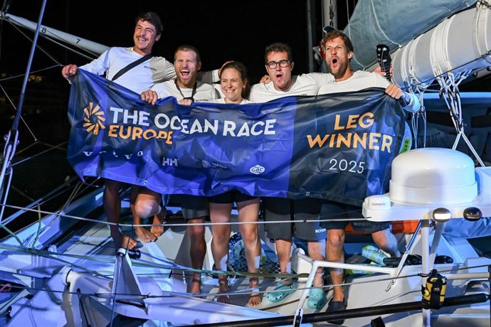 La tripulación del 'Biotherm' celebra su victoria en la quinta etapa y en la general de The Ocean Race 2025