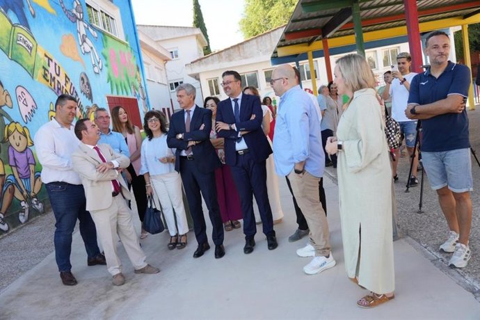 El consejero de Educación, Cultura y Deportes, Amador Pastor, durante la inauguración del curso escolar que ha realizado en el CEIP 'Santa Barbará' de la localidad toledana de Villacañas.