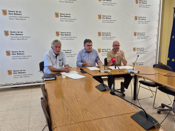 El conseller de Agricultura, Pesca y Medio Natural, Joan SImonet, en rueda de prensa