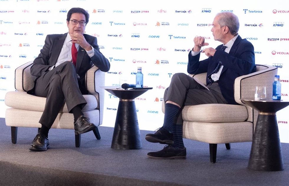 El ministro para la Transformación Digital y de la Función Pública, Óscar López, y el director de Europa Press, Javier García, protagonizan un desayuno informativo de Europa Press, a 15 de septiembre de 2025, en Madrid (España).