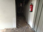 Foto: Atendidas 11 personas, 4 de ellas evacuadas al hospital, tras arder una nevera en un piso de Santiago