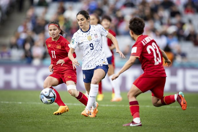 Archivo - 04 August 2023, New Zealand, Auckland: USA's Savannah Demelo (C) and   battle for the ball during the FIFA Women's World Cup 2023 Group E soccer match between USA and Vietnam at the Eden Park Stadium. Photo: Ira L. Black/ZUMA Press Wire/dpa