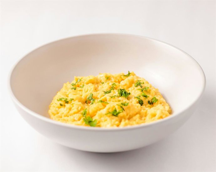 Por qué echar sal antes de cocinar transforma los huevos y logra un revuelto esponjoso: truco de cocinero
