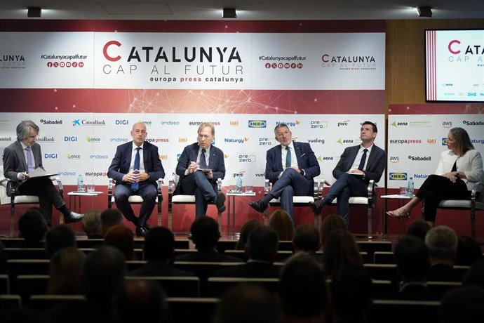 (I-D) El delegado de Europa Press en Cataluña, Jordi Fernández; el director Territorial Cataluña de Banco Sabadell, Xavier Comerma; el presidente del Consell General de Cambres de Catalunya y presidente de la Cámara de Barcelona, Josep Santacreu; el conse