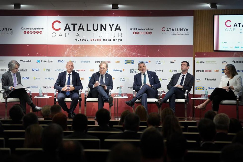 (I-D) El delegado de Europa Press en Cataluña, Jordi Fernández; el director Territorial Cataluña de Banco Sabadell, Xavier Comerma; el presidente del Consell General de Cambres de Catalunya y presidente de la Cámara de Barcelona, Josep Santacreu; el con