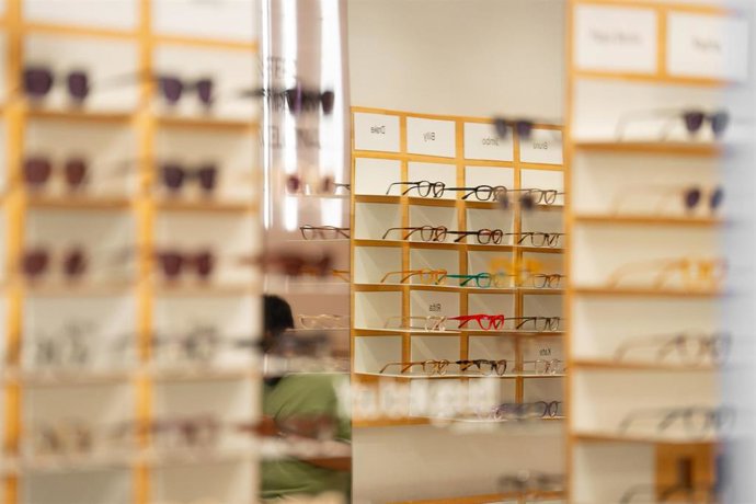 Archivo - Entrada a una óptica, a 17 de octubre de 2023, en Barcelona, Catalunya (España). Más de 50.000 pequeños comercios han tenido que cerrar en los últimos diez años, según datos de la Unión de Profesionales y Trabajadores Autónomos (UPTA). Esto se d