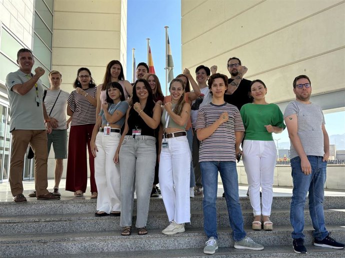 Miembros del grupo de Comunicación Intercelular de la Universidad de Granada en la Semana Mundial de las Enfermedades Mitocondriales del año 2024. Julia Corral, primera autora del estudio, al frente con camiseta negra