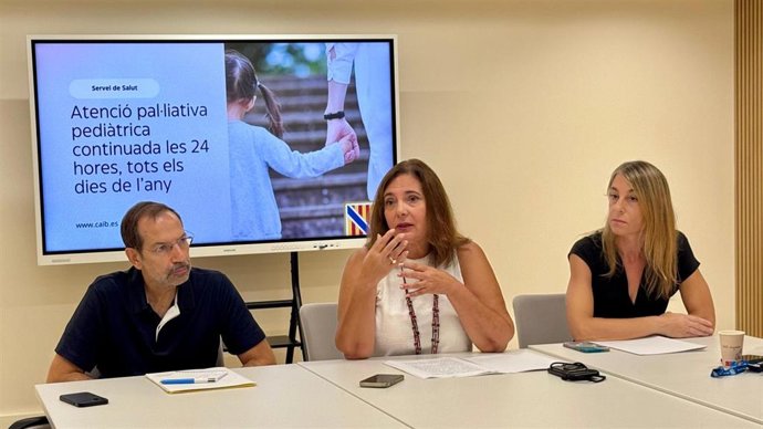 La consellera de Salud, Manuela García, presenta los nuevos servicios de atención paliativa pediátrica