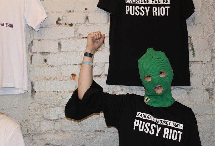 Archivo - Arquivo - Integrante do Pussy Riot posa antes de um show beneficente contra a violência masculina em Moscou