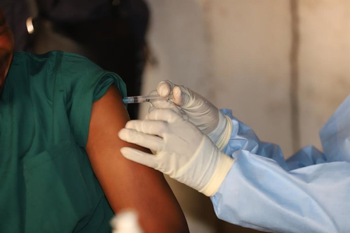BULAPE, Sept. 15, 2025  -- A health worker administers an Ebola vaccine shot in the Bulape health zone in the central Democratic Republic of the Congo (DRC) on Sept. 13, 2025.   Vaccination against the Ebola virus has begun in the Bulape health zone, wher
