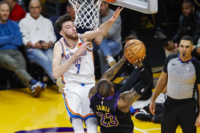 Archivo - 15 January 2024, US, Los Angeles: Oklahoma City Thunder's Chet Holmgren (L) and Los Angeles Lakers'  LeBron James in action during the NBA basketball match between Los Angeles Lakers and Oklahoma City Thunder at Crypto.com Arena. Photo: Ringo Ch