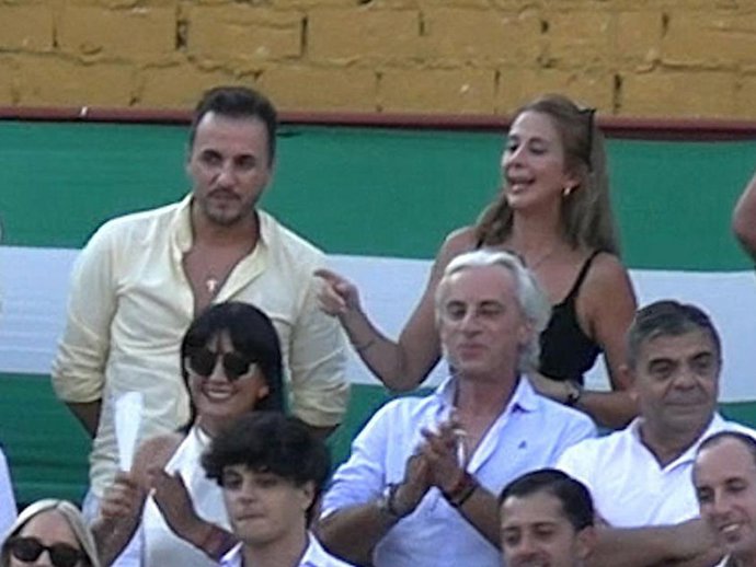 Carmen Janeiro ha reaparecido en la corrida de su hermano Víctor en Ubrique