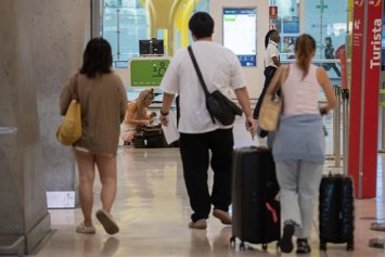 Varias personas caminan por la T4 del Aeropuerto Adolfo Suárez Madrid-Barajas, a 31 de agosto de 2025, en Madrid (España). 