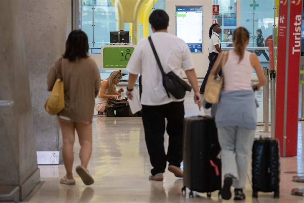 Varias personas caminan por la T4 del Aeropuerto Adolfo Suárez Madrid-Barajas, a 31 de agosto de 2025, en Madrid (España). 