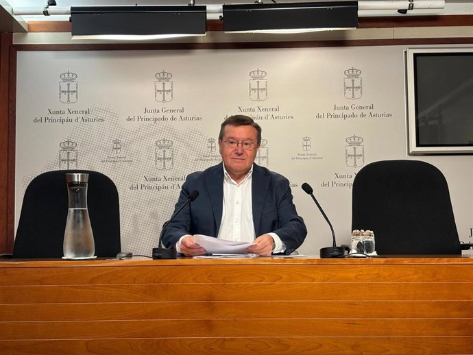 El diputado regional del PP Rafael Alonso ofrece una rueda de prensa sobre el Plan MOVES en la Junta General.