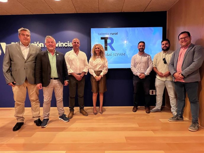 La diputada de Empleo y Formación, María del Carmen Márquez, ha presentado este lunes esta iniciativa junto a los alcaldes de Comares y Moclinejo; concejales de Almáchar y El Borge; y el presidente de la Mancomunidad Axarquía.