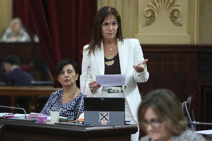 Archivo - La portavoz de Vox en el parlament Balear, Manuela Cañadas.