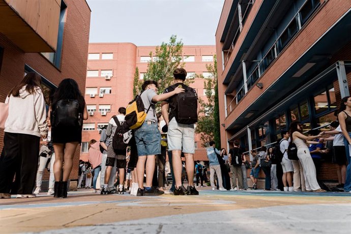 Archivo - Alumnos antes de realizar el primer examen de la PAU 2025, en la Facultad de Químicas, durante la primera jornada de selectividad en Madrid, a 3 de junio de 2025, en Madrid (España).