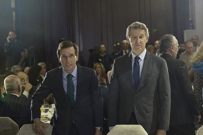 El alcalde de Madrid, José Luis Martínez-Almeida, y el presidente del PP, Alberto Núñez Feijóo, protagonizan un desayuno informativo de Nueva Economía Fórum, en el Four Seasons Hotel, a 15 de septiembre de 2025, en Madrid (España).
