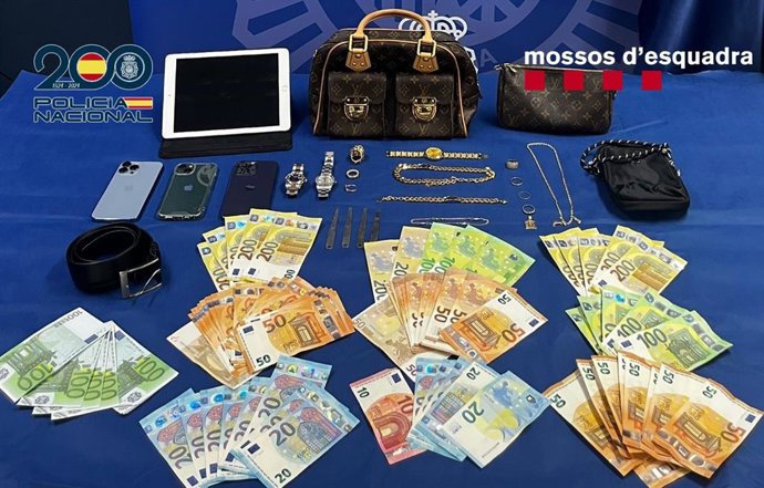 Dinero en efectivo y artículos hurtados a una turista en el aeropuerto de Manises (Valencia)