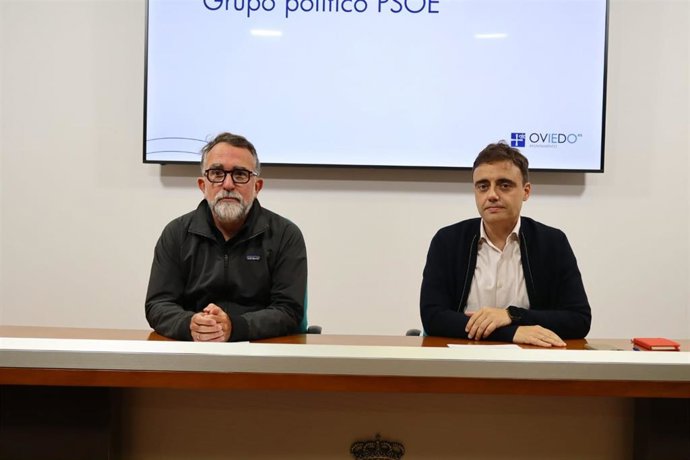 Los concejales de PSOE ovetense Javier Ballina y Juan Álvarez Areces.